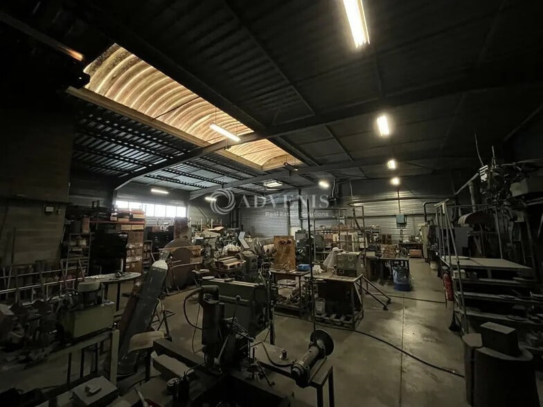 Local d'activités dans Élancourt à vendre - Photo de l’immeuble – Image 1 sur 3