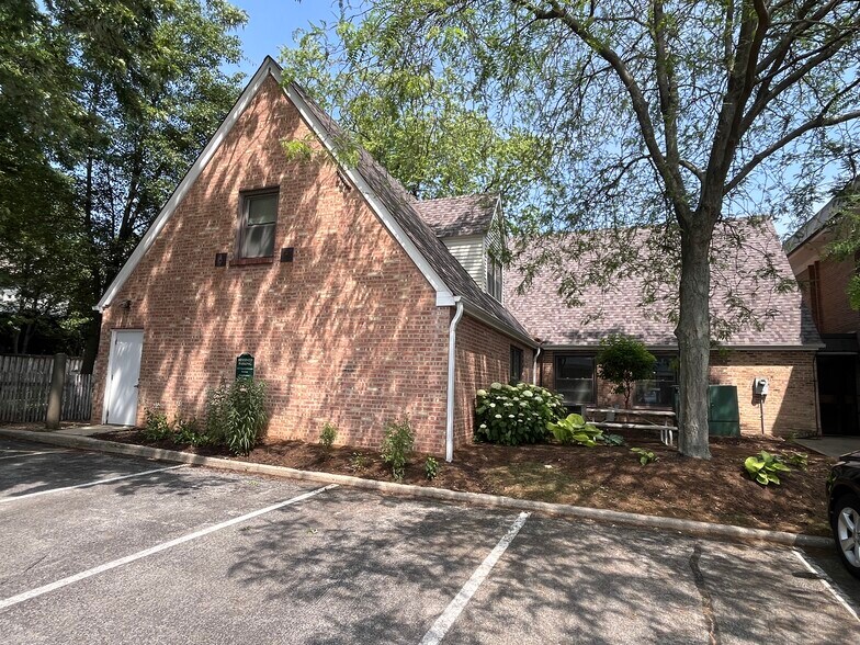 111 E Jefferson Ave, Naperville, IL à louer - Photo de l’immeuble – Image 3 sur 11