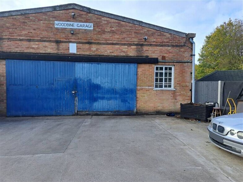 402 Sinfin Ln, Derby à vendre - Photo principale – Image 1 sur 4
