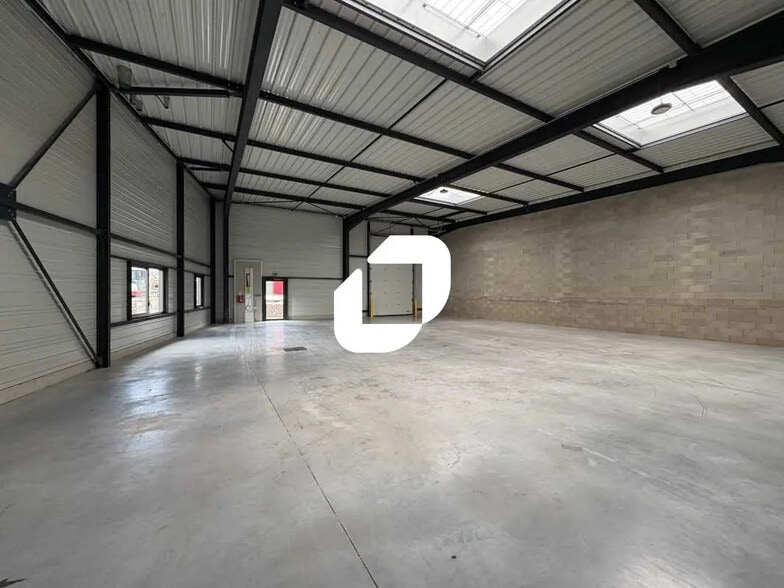 Local d’activités dans Dreux à louer - Photo de l’immeuble – Image 3 sur 16