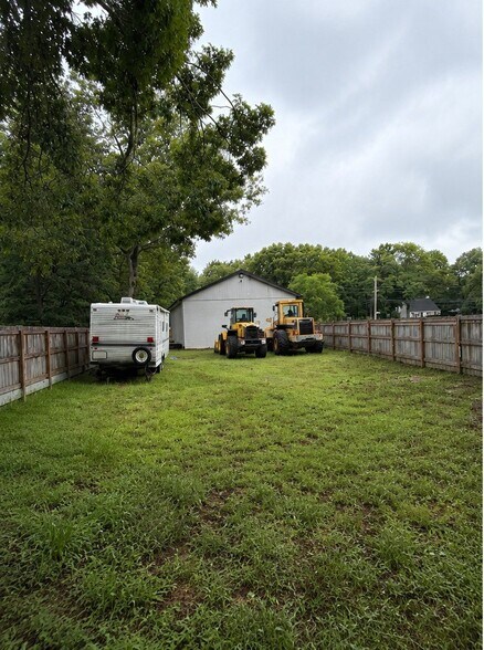208 Old Yaphank Rd, Coram, NY à vendre - Photo de l’immeuble – Image 2 sur 7
