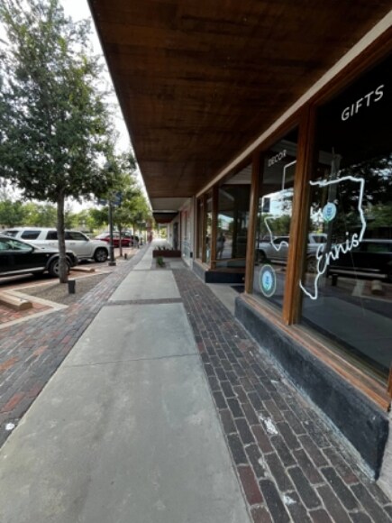 204 W Knox St, Ennis, TX à louer - Photo de l’immeuble – Image 3 sur 15