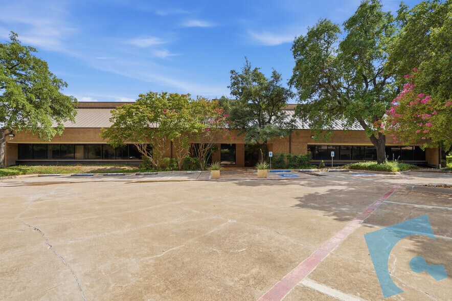 250 Decker Dr, Irving, TX à louer - Photo de l’immeuble – Image 1 sur 23