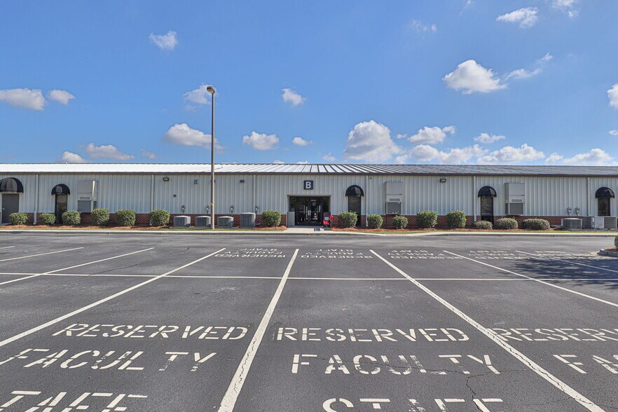 4201 N Forrest St, Valdosta, GA à louer - Photo principale – Image 1 sur 15