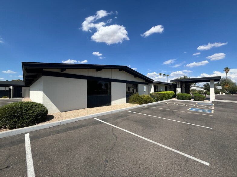 8250 E Rose Ln, Scottsdale, AZ à louer - Photo de l’immeuble – Image 1 sur 8