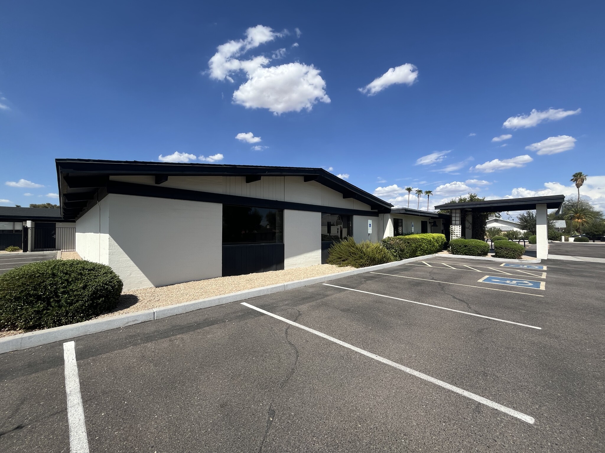 8250 E Rose Ln, Scottsdale, AZ à louer Photo de l’immeuble– Image 1 sur 9