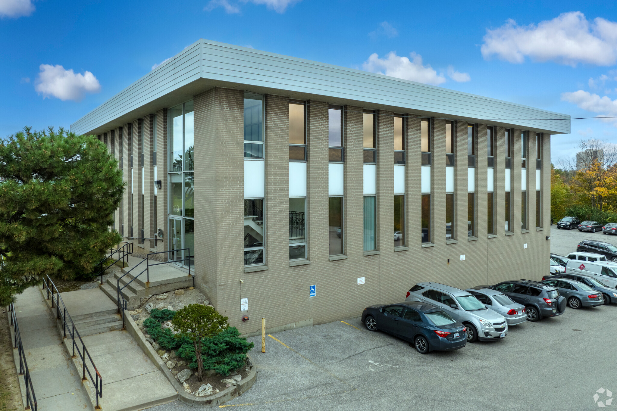 109 Railside Rd, Toronto, ON à vendre Photo principale– Image 1 sur 6