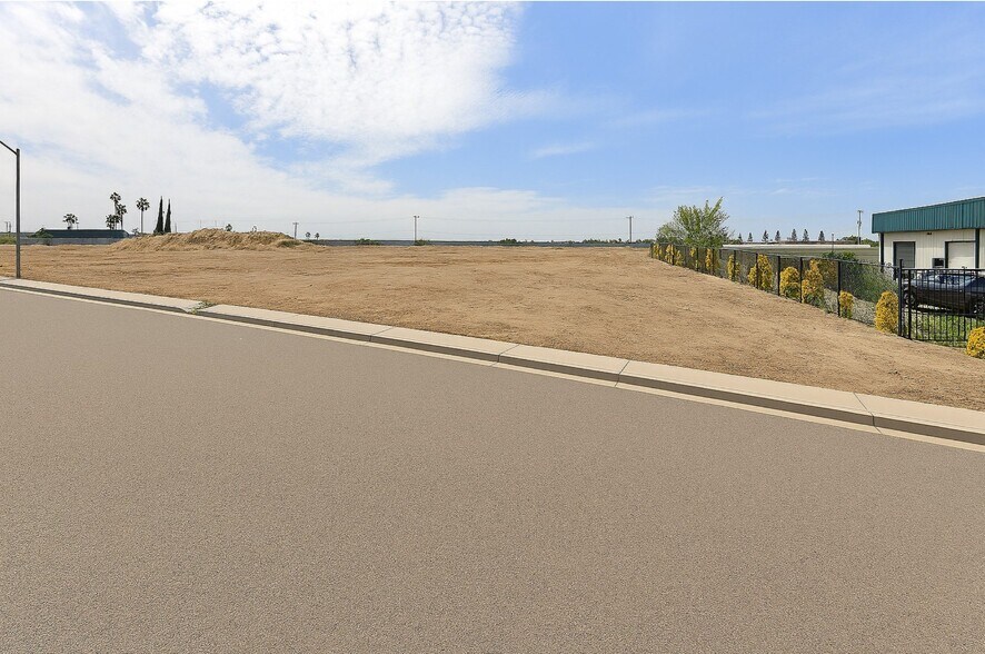 301 Kiernan Ave, Modesto, CA à vendre - Photo de l’immeuble – Image 1 sur 13