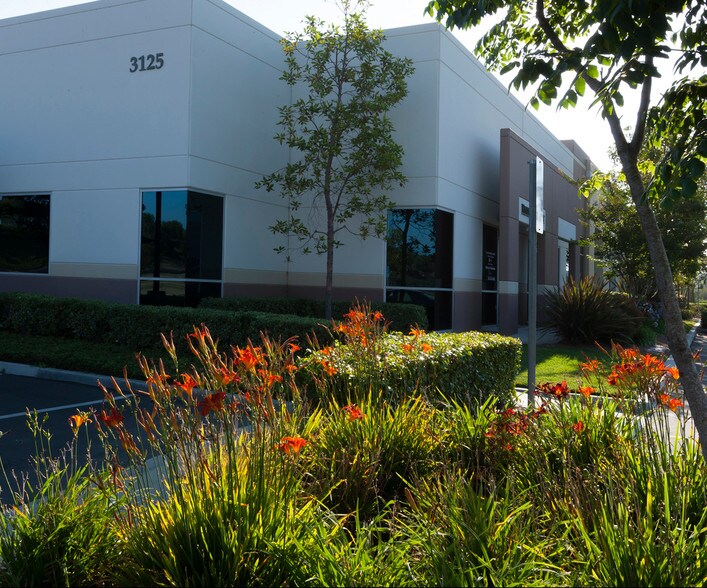 3125 Tiger Run Ct, Carlsbad, CA à louer - Photo de l’immeuble – Image 2 sur 5
