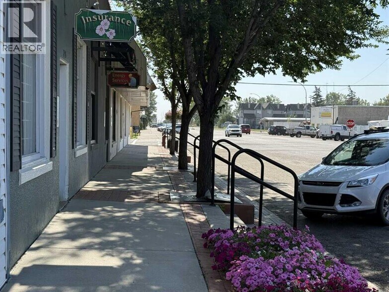 223 6th St, Rocky View No 44, AB à vendre - Photo de l’immeuble – Image 3 sur 6