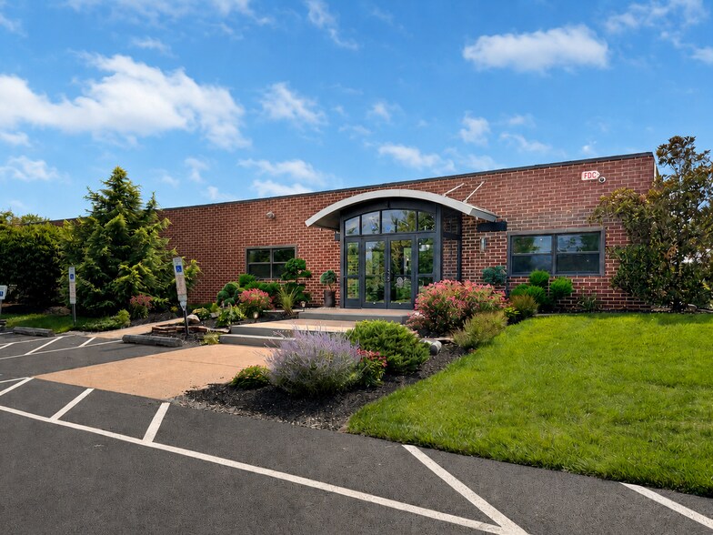 101 Friends Ln, Newtown, PA à louer - Photo de l’immeuble – Image 1 sur 18