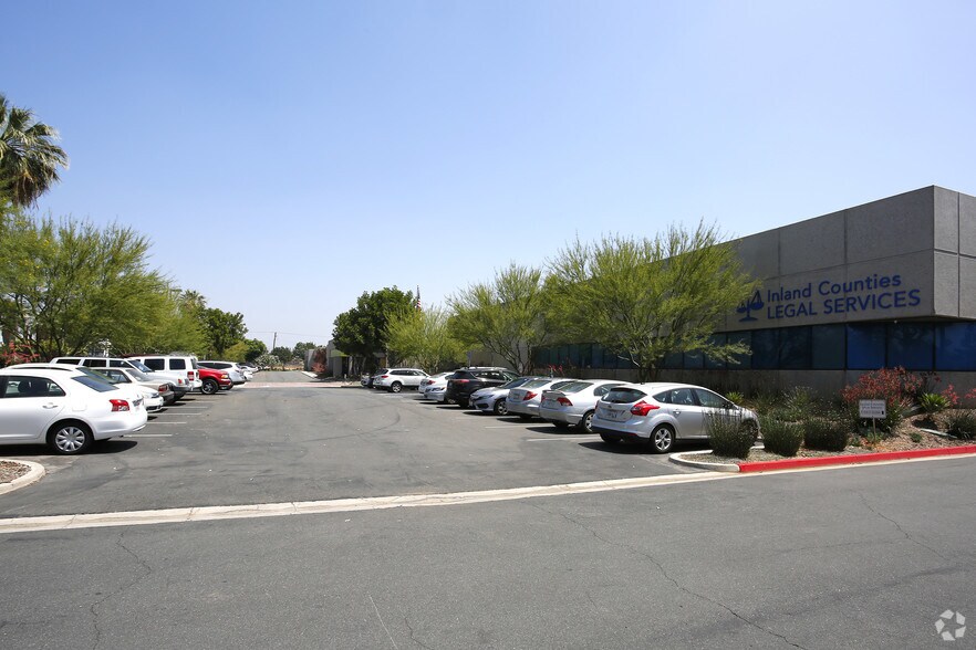 1040 Iowa Ave, Riverside, CA à vendre - Photo de l’immeuble – Image 3 sur 4