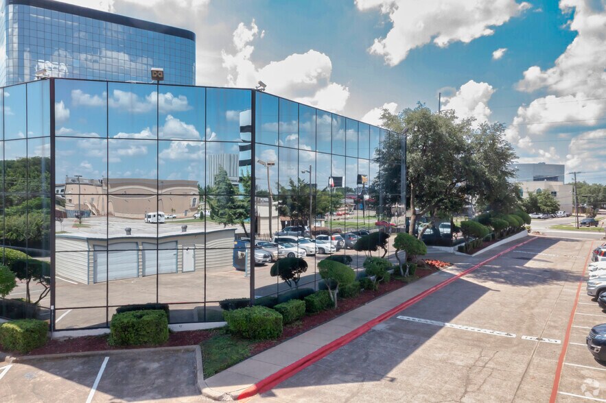 1327 Empire Central Dr, Dallas, TX à vendre - Photo de l’immeuble – Image 1 sur 10