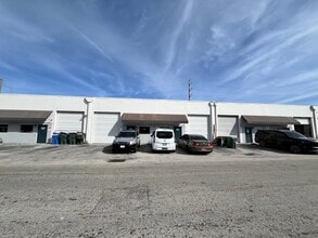 1900-2261 NW 29th St, Oakland Park, FL à louer Photo de l’immeuble– Image 1 sur 1