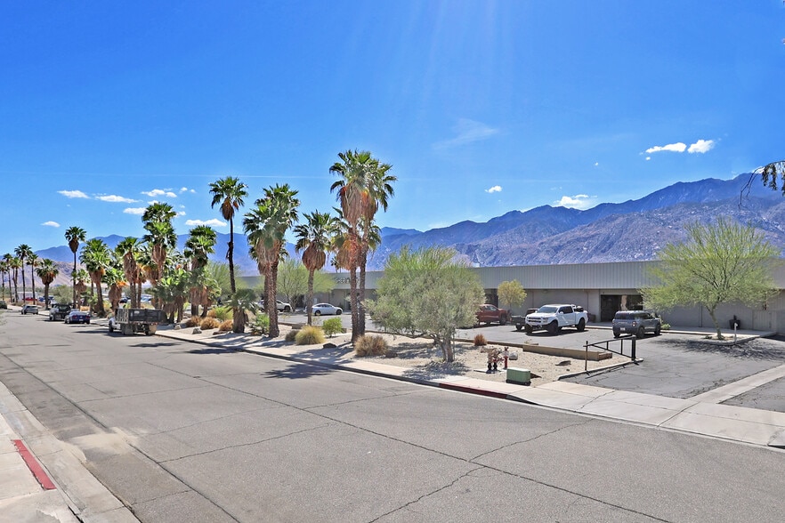 1251 Montalvo Way, Palm Springs, CA à louer - Photo principale – Image 2 sur 6