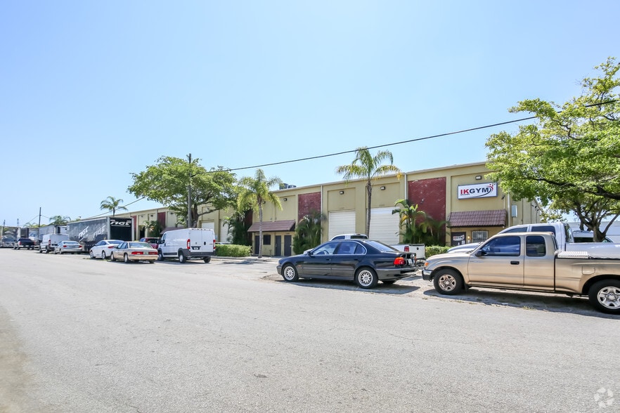 13251-13455 NE 17th Ave, Miami, FL à louer - Photo de l’immeuble – Image 3 sur 7