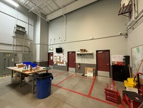 7854-7878 10th St NE, Calgary, AB à louer Photo intérieure– Image 2 sur 4