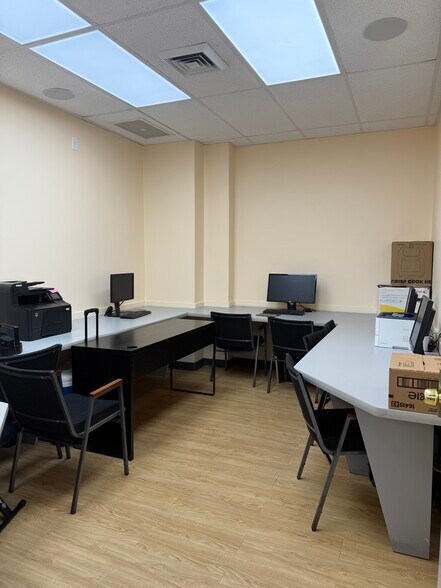 220-05 Jamaica Ave, Queens Village, NY à louer - Photo de l’immeuble – Image 3 sur 13
