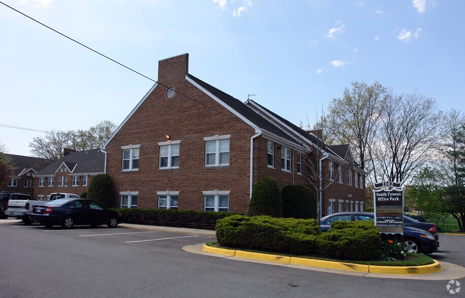 2104 Gallows Rd, Vienna, VA à louer - Photo de l’immeuble – Image 3 sur 4