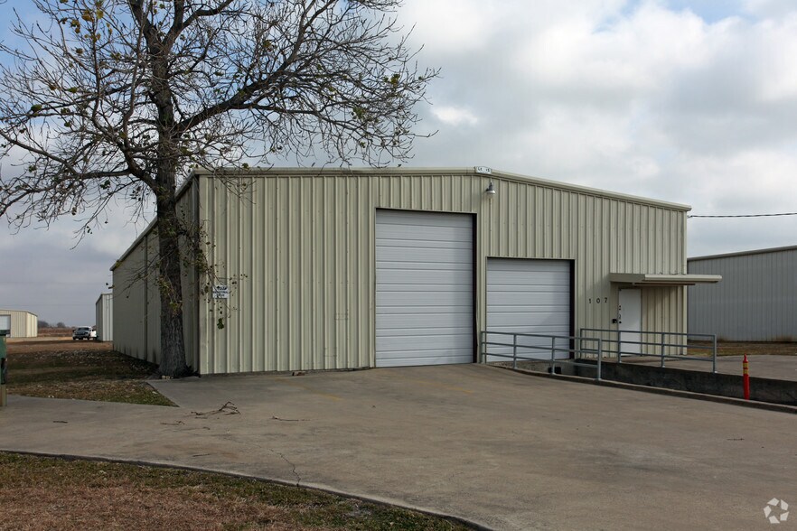 107 Industrial Dr, Forney, TX à louer - Photo de l’immeuble – Image 1 sur 3