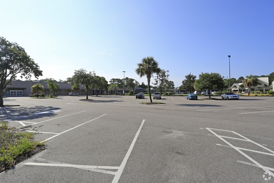 95 Mathews Dr, Hilton Head Island, SC à louer - Photo de l’immeuble – Image 2 sur 5