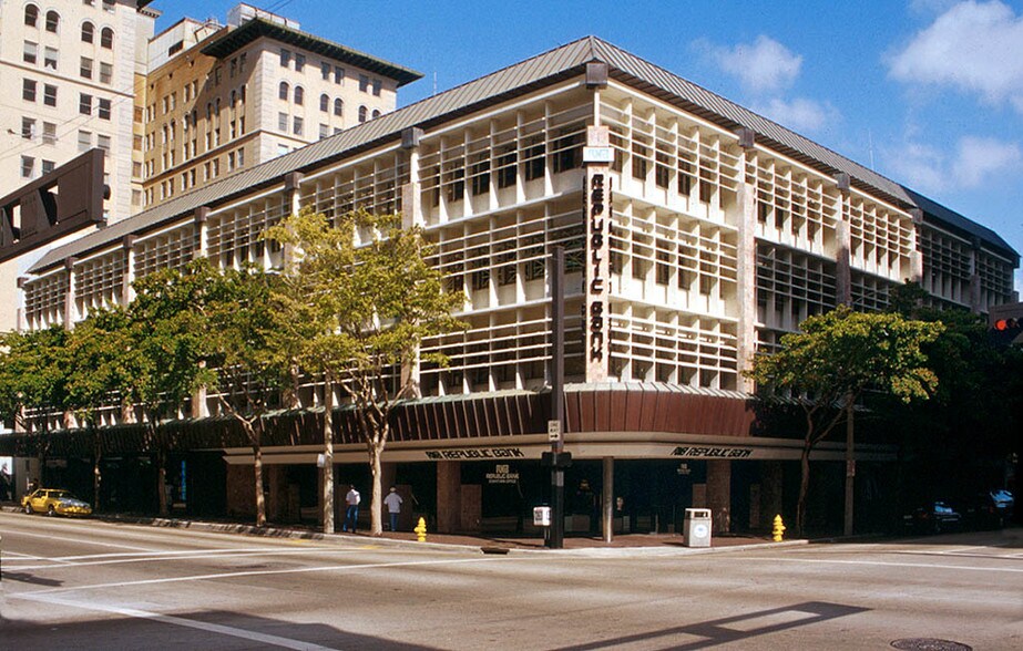 235 SE 1st St, Miami, FL à louer - Photo de l’immeuble – Image 2 sur 26