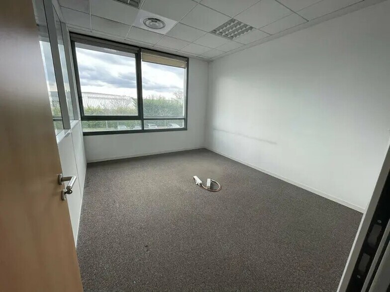 Bureau dans CHAMPAGNE-AU-MONT-D'OR à louer - Photo intérieure – Image 3 sur 12