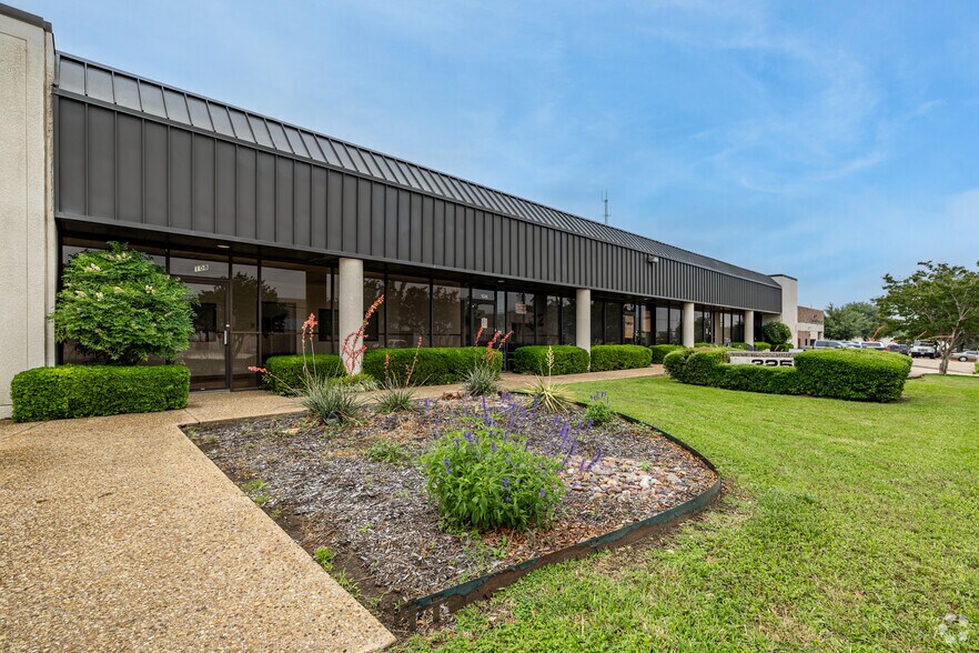 325 Gold St, Garland, TX à louer - Photo de l’immeuble – Image 1 sur 23