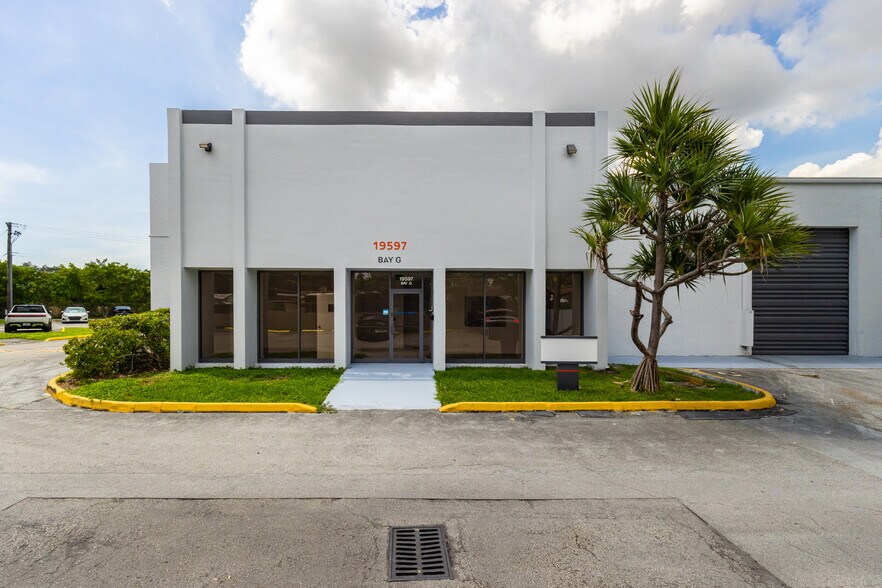 19555 NE 10th Ave, Miami, FL à louer - Photo de l’immeuble – Image 2 sur 13