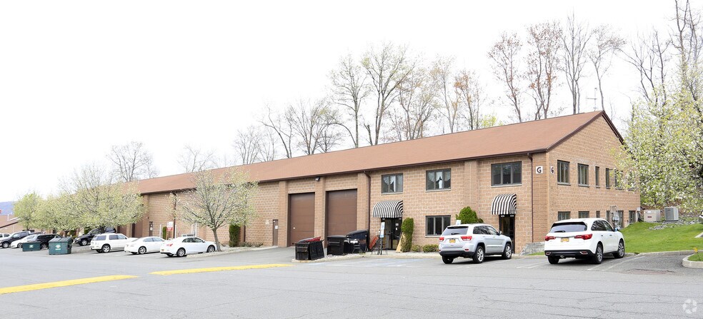 351 Spook Rock Rd, Suffern, NY à vendre - Photo de l’immeuble – Image 2 sur 8
