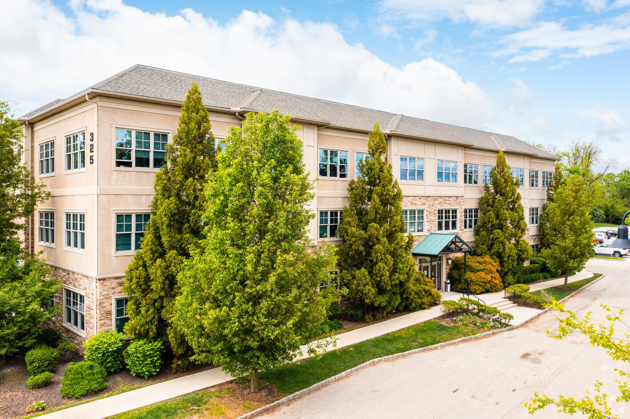 325 W Germantown Pike, East Norriton Township, PA à louer Photo de l’immeuble– Image 1 sur 12