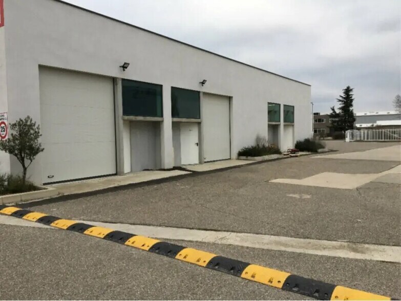 Local d’activités dans Saint-Priest à louer - Photo de l’immeuble – Image 1 sur 1