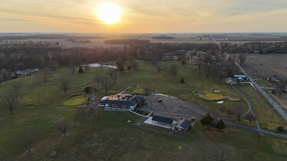 9273 W 1050 N, Elwood, IN à vendre - Photo de l’immeuble – Image 1 sur 46