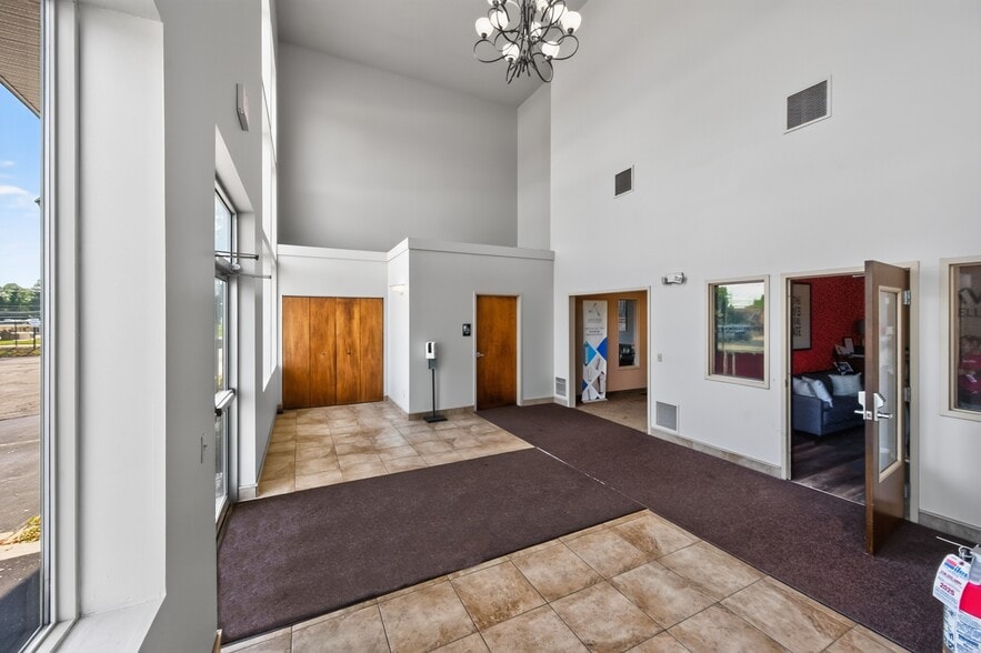 32875 Solon Rd, Solon, OH à vendre - Photo de l’immeuble – Image 2 sur 32