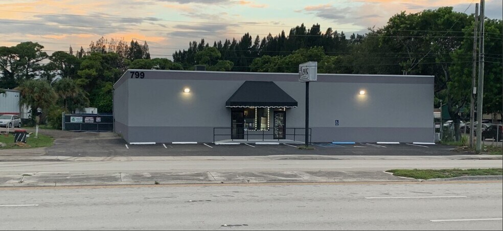 799 N Military Trl, West Palm Beach, FL à louer - Photo de l’immeuble – Image 1 sur 5