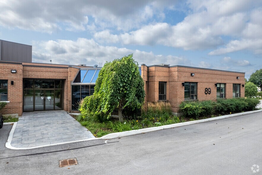 89 Connie Cres, Vaughan, ON à louer - Photo de l’immeuble – Image 2 sur 4