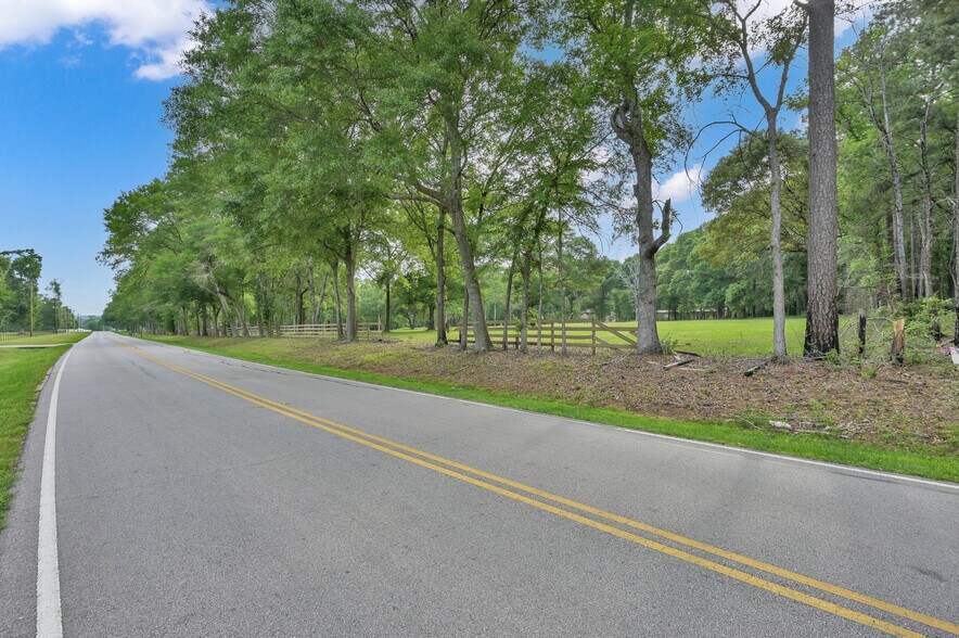 17691 Rogers Rd, New Waverly, TX à vendre - Photo de l’immeuble – Image 2 sur 51