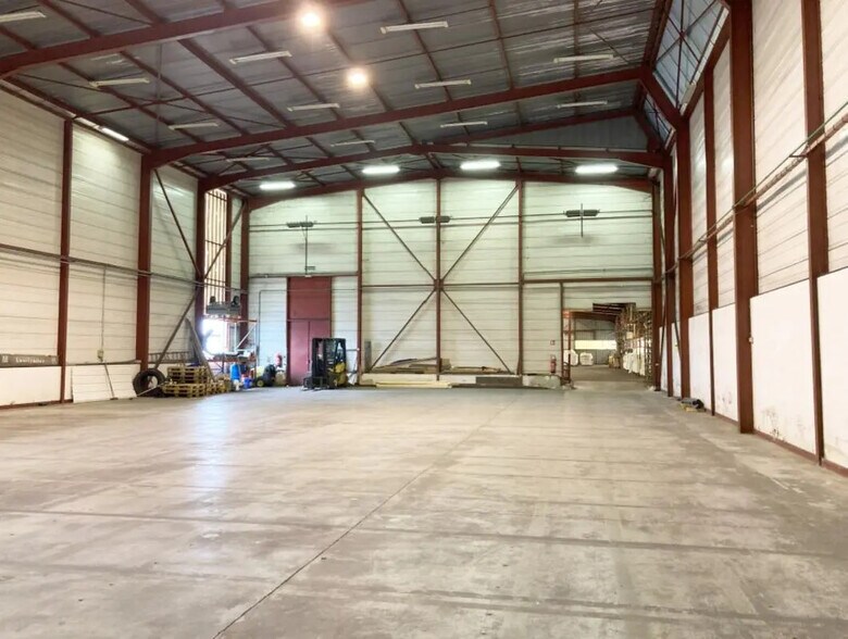 Local d’activités dans Issoudun à louer - Photo intérieure – Image 2 sur 18