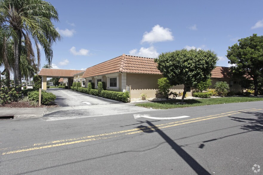 151 SW 1st St, Dania Beach, FL à louer - Photo de l’immeuble – Image 2 sur 10