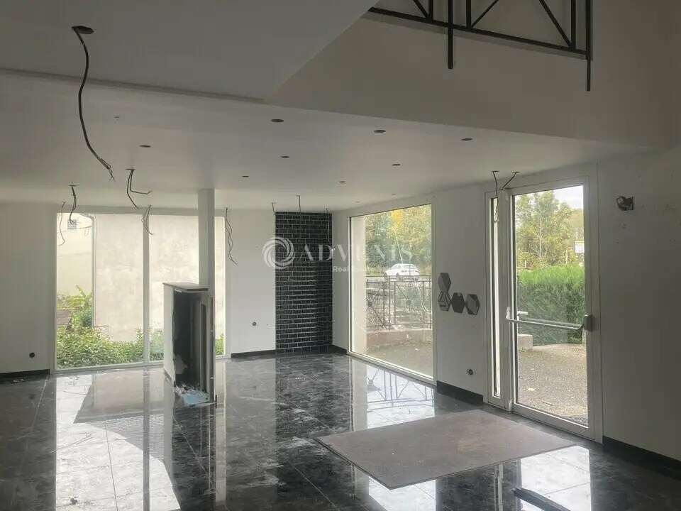 Local commercial dans Saint-Gervais-la-Forêt à louer Photo intérieure– Image 1 sur 4