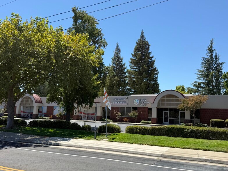 9370 W Stockton Blvd, Elk Grove, CA à louer - Photo de l’immeuble – Image 3 sur 24