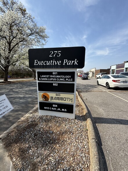 275 Executive Park Blvd, Winston-Salem, NC à louer - Photo de l’immeuble – Image 2 sur 10