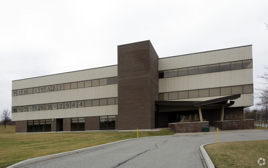 100 Herzberg Rd, Ottawa, ON à vendre - Photo de l’immeuble – Image 3 sur 6