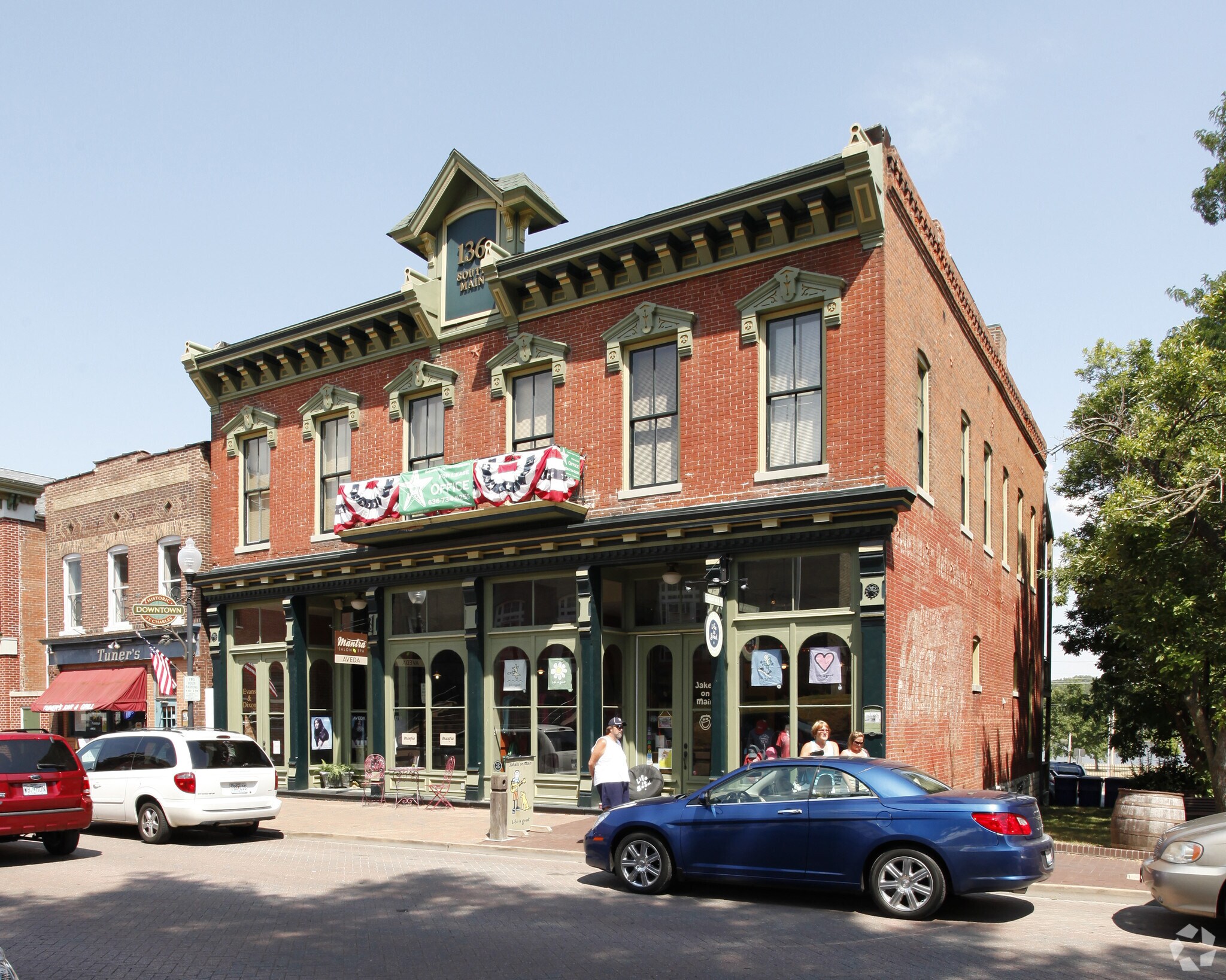 136 S Main St, Saint Charles, MO à louer Photo principale– Image 1 sur 16
