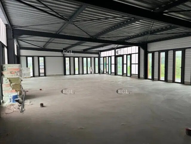 Local d’activités dans Le Coudray-Montceaux à louer - Photo de l’immeuble – Image 1 sur 4