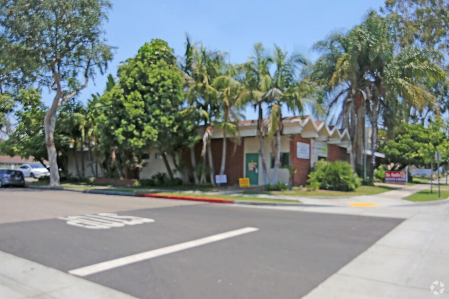 1001 E Chapman Ave, Fullerton, CA à vendre - Photo de l’immeuble – Image 3 sur 12