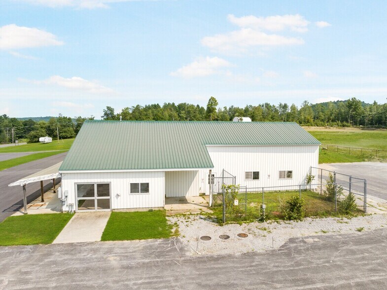 880 John Stark Hwy, Newport, NH à vendre - Photo de l’immeuble – Image 3 sur 14