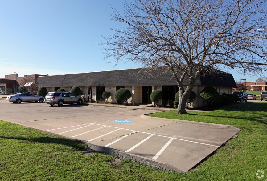 611 S Clay St, Ennis, TX à vendre - Photo de l’immeuble – Image 3 sur 3
