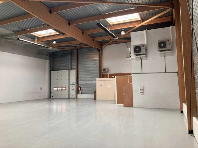 Plus de détails pour 47 Bis Rue Du Commandant Rolland, Le Bourget - Bureau, Local d'activités à louer