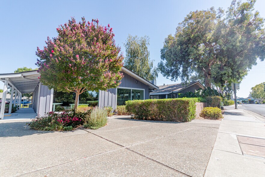 621 E Campbell Ave, Campbell, CA à louer - Photo de l’immeuble – Image 2 sur 13